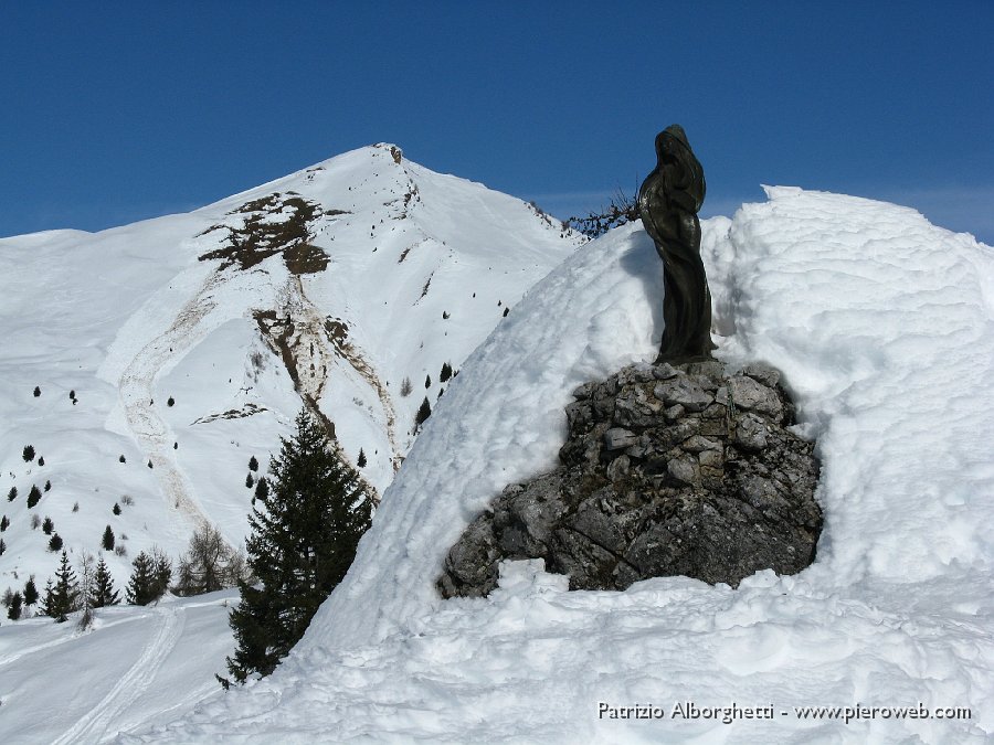 12-Madonnina dei Campelli,sullo sfondo il Gardena.JPG - 12-Madonnina dei Campelli,sullo sfondo il Gardena